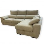 Sofá chaise longue, respaldo inclinable, sistema extraíble mediante carro, asientos y respaldos desenfundables. Patas metálicas. Con arcón en chaisselongue.