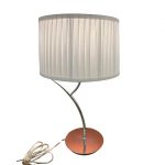 Lámpara sobremesa plata plisada. Diseño elegante en blanco plisado. Colores temporada. Estiliza tu hogar. Más diseños. Te financiamos.