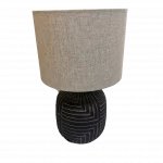 Lámpara sobremesa cerámica en negro y beige. Diseño africano. Colores temporada. Estiliza tu hogar. Más diseños. Te financiamos.