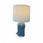 Lámpara sobremesa cerámica azul. Diseño elegante en blanco y azul. Colores temporada. Estiliza tu hogar. Más diseños. Te financiamos.