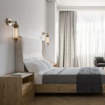 Dormitorio Velvet. Dormitorios de diseño, color natural/piedra. Cabecero matrimonio tapizado. Dormitorios Badajoz. Dormitorios Alburquerque.